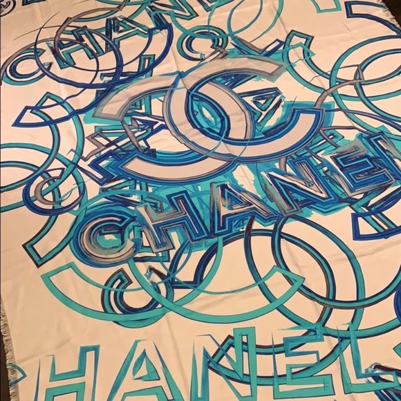 Authentic Chanel Silk Scarf, beautiful design and beautiful colours - Picture 5 of 13